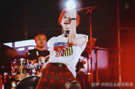 王嘉尔并不是不红,而是只是走的稳,他在另一个圈子里正红得发紫