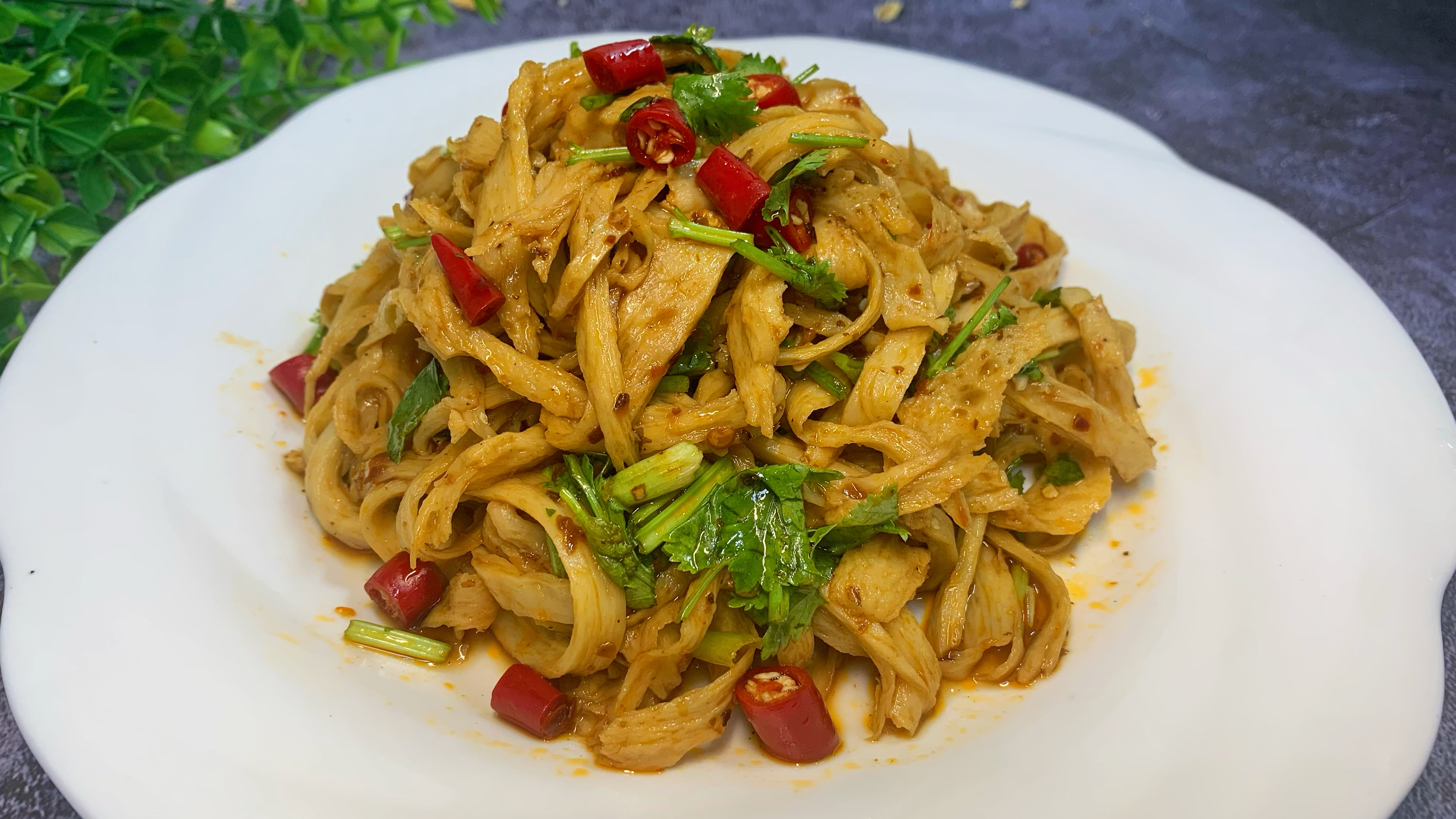 夏天开胃小菜凉拌面筋,酸辣爽口,简单易做,两块钱就能做一大盘