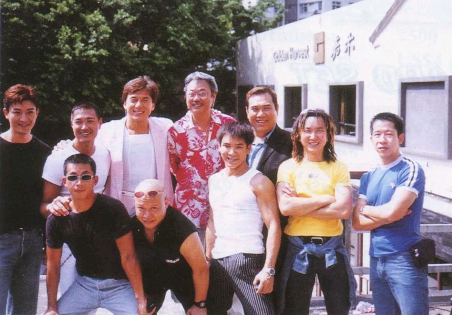 1990年,成龙在摩洛哥沙漠拍摄电影《飞鹰计划》时遇到了一系列问题.