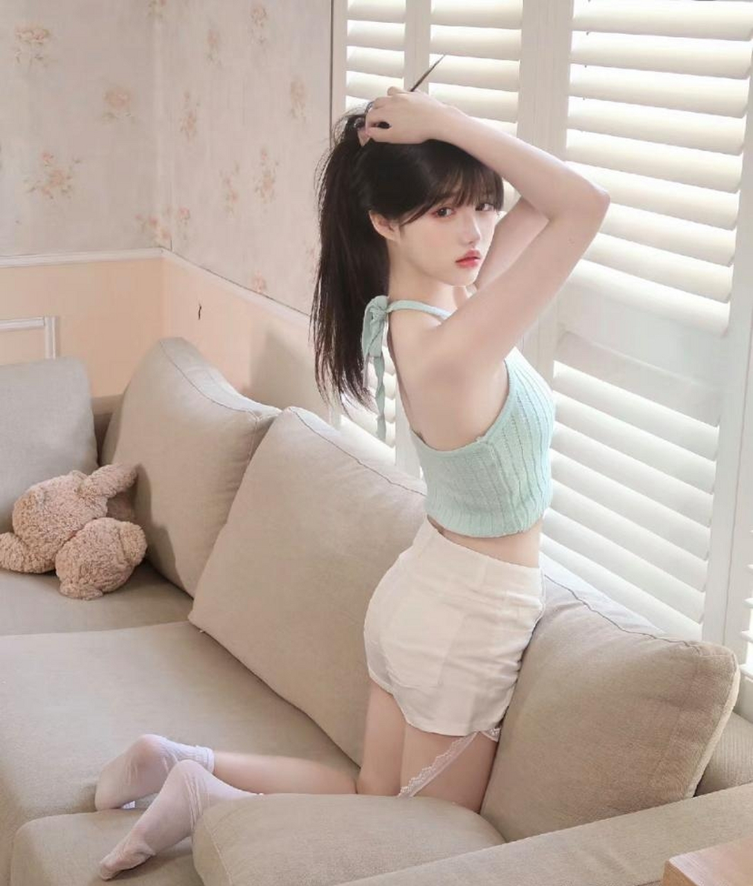 养眼美女# #遇见好身材# 有些人的心像榴莲,每个尖尖上都站满了人[小