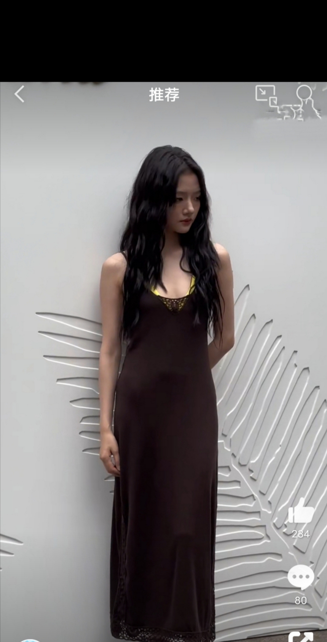 任敏的百科里说她身高168,没想到任敏这么高,她的脸太吃亏了,看身材