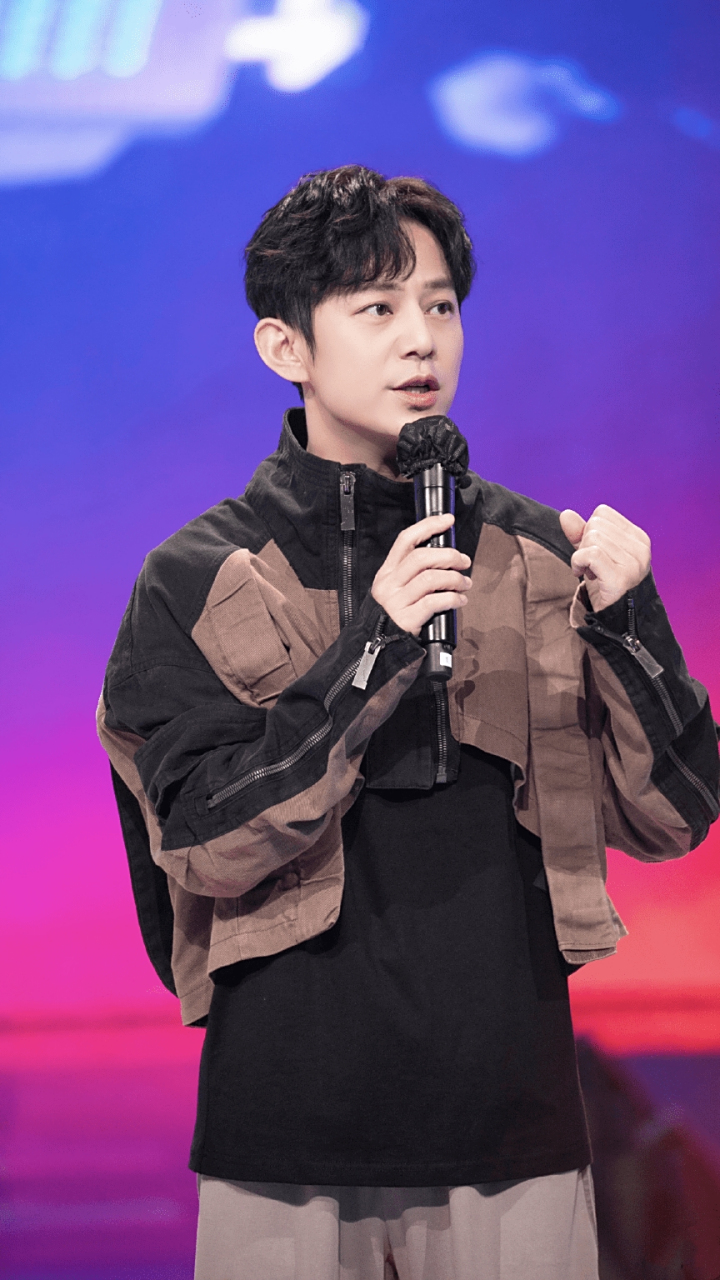 何炅是一位备受尊敬的主持人,演员,歌手,被誉为国民老师