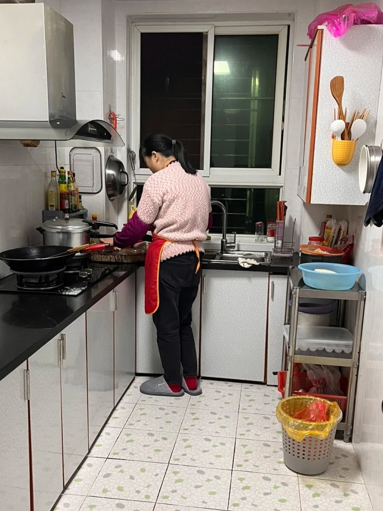 但她就是不喜欢出门,每天都在家里度过,养养花和做做饭之类