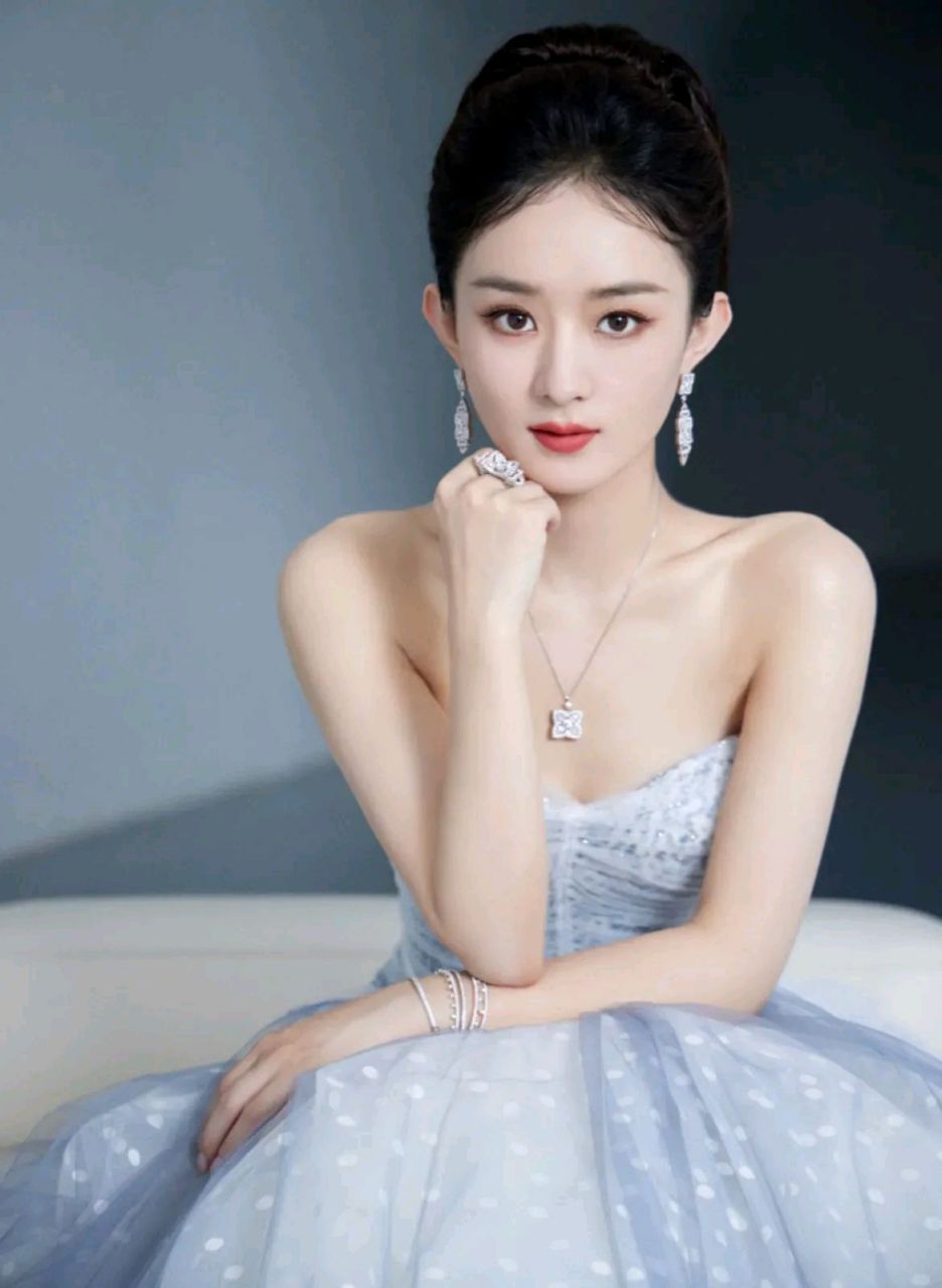 赵丽颖被采访时表示:自己现在还是太弱了,是个小演员,等我将来有出