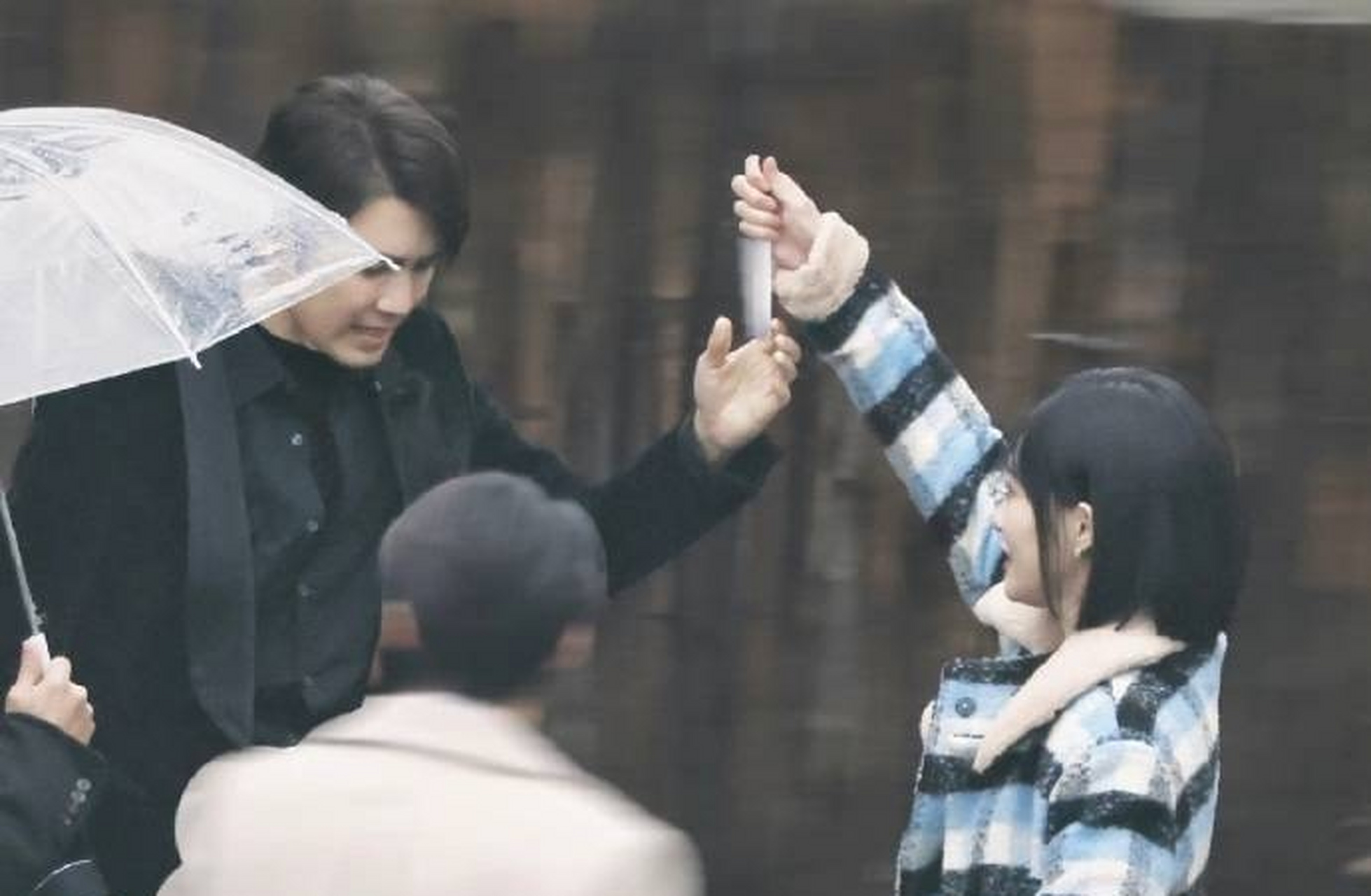 2月24日,钟汉良,唐嫣出席同一档综艺节目的同框路透释出,唐嫣帮