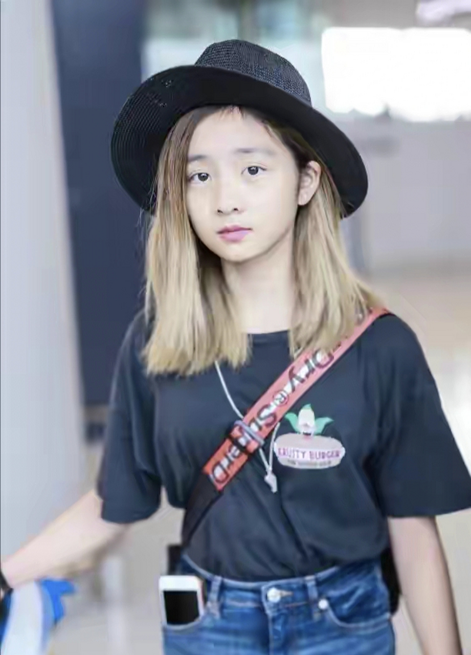 出生于2005年的"小苹果"本名汪曼熙,父亲是《中国好声音》导师汪峰