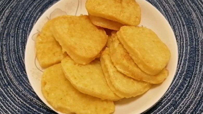 2个馒头1个鸡蛋,用来炸馒头片,又香又脆,比肉还好吃