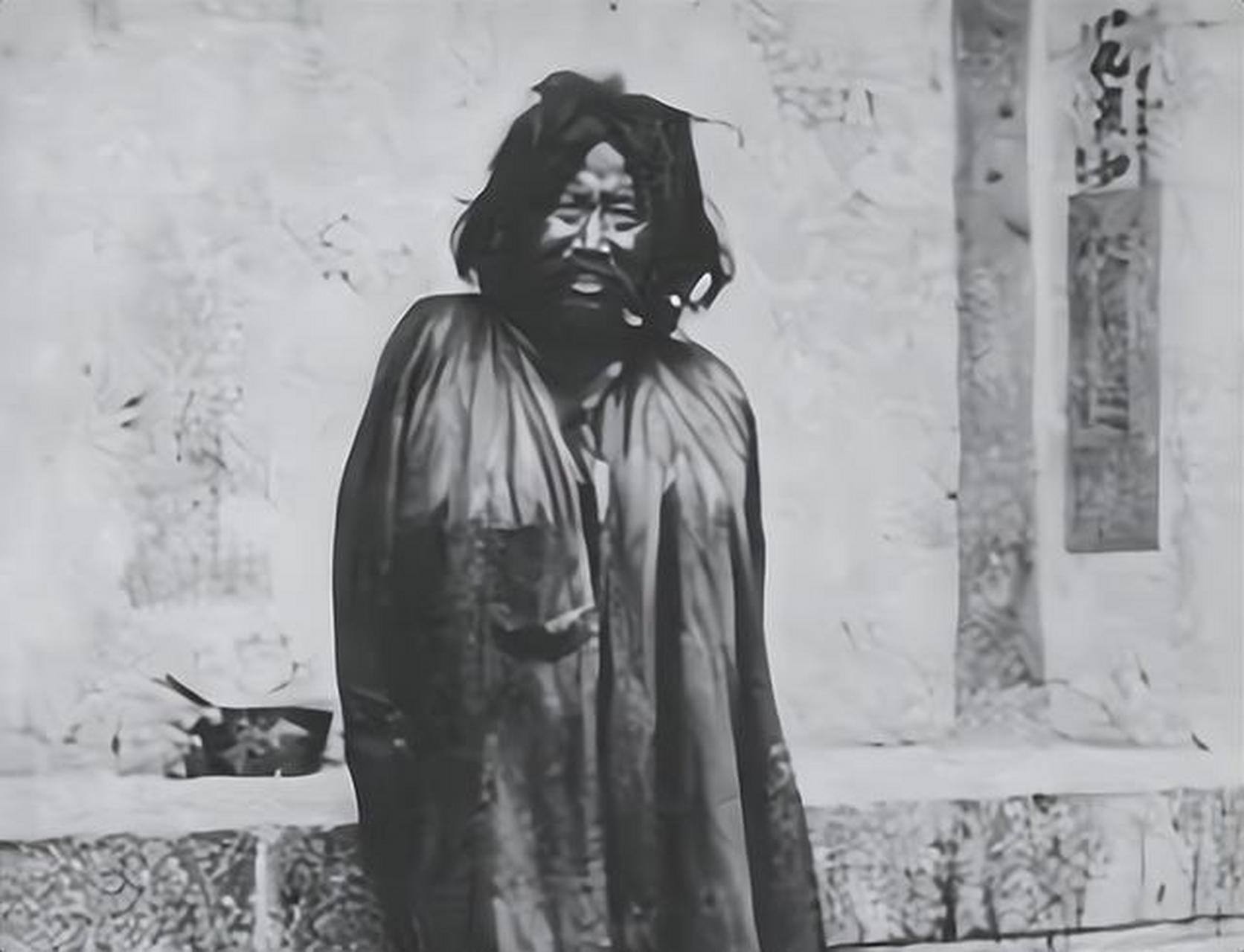 1937年,一个乞丐抱着一个菜坛子到了清华大学门口,他大喊着要见校长