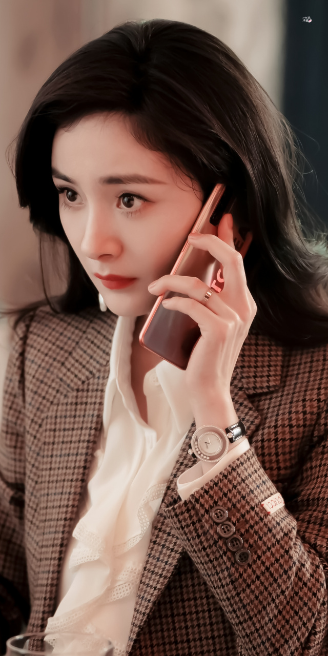 杨幂的秦施就是一个大忙人,工作时打电话,休息时手机也不离手.