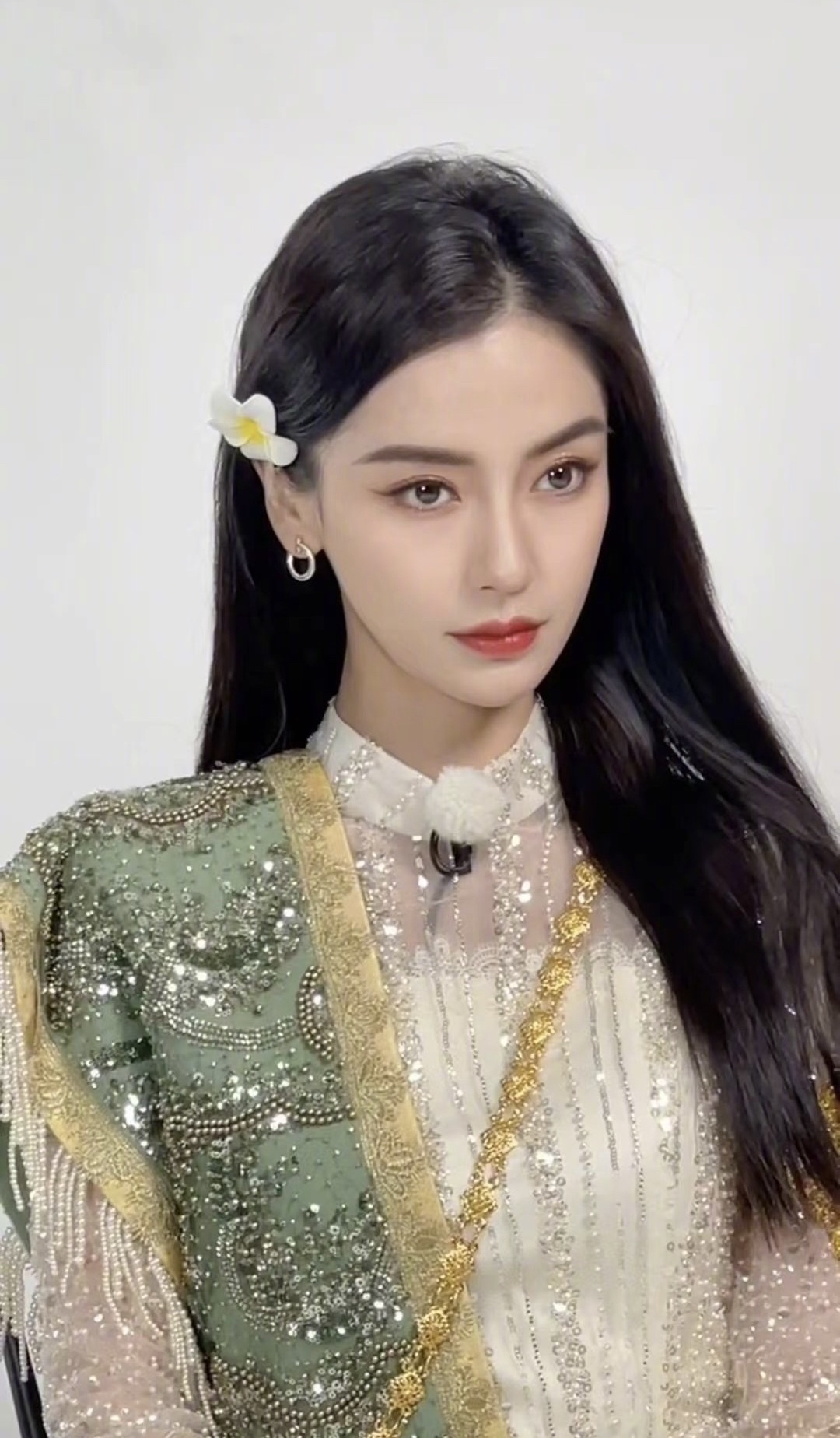 angelababy杨颖泰国路透 她身穿泰国传统服饰,好有有小公主的感觉