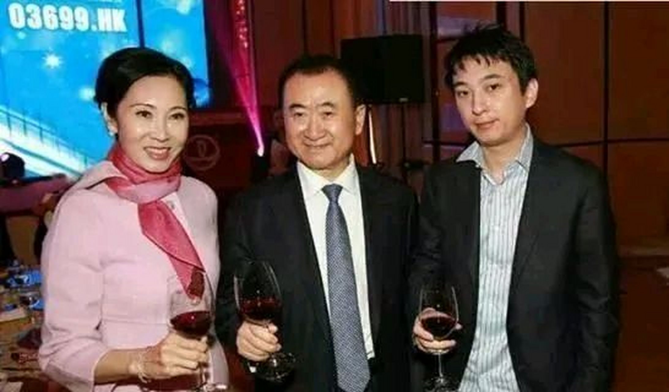主持问王健林老婆:"你老公资产过亿,前几年还是首富,你也算是嫁入豪门
