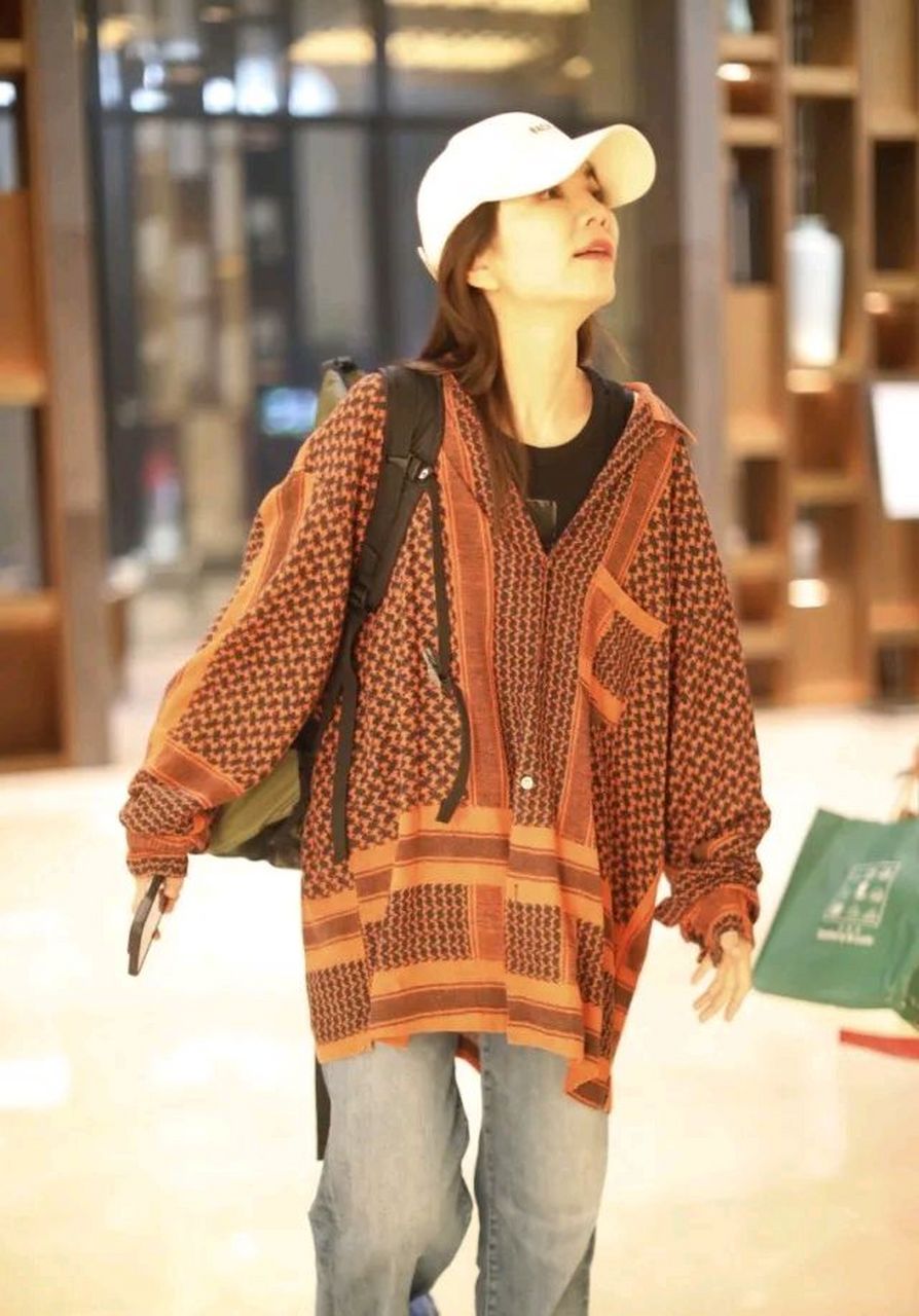 陈嘉桦亮相长沙机场,她这次搭配的很有潮流感,凸显出潇洒迷人的魅力