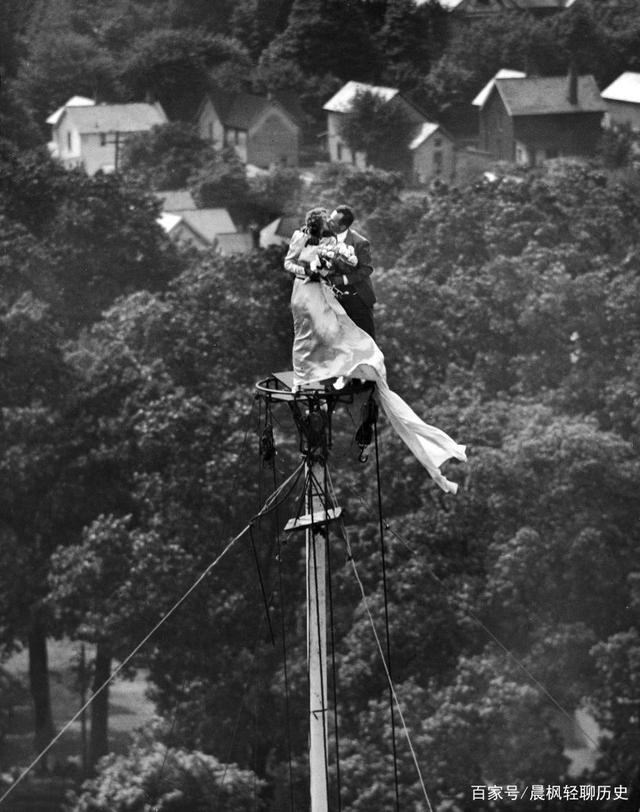 一组关于接吻的温情图片;战前的吻别