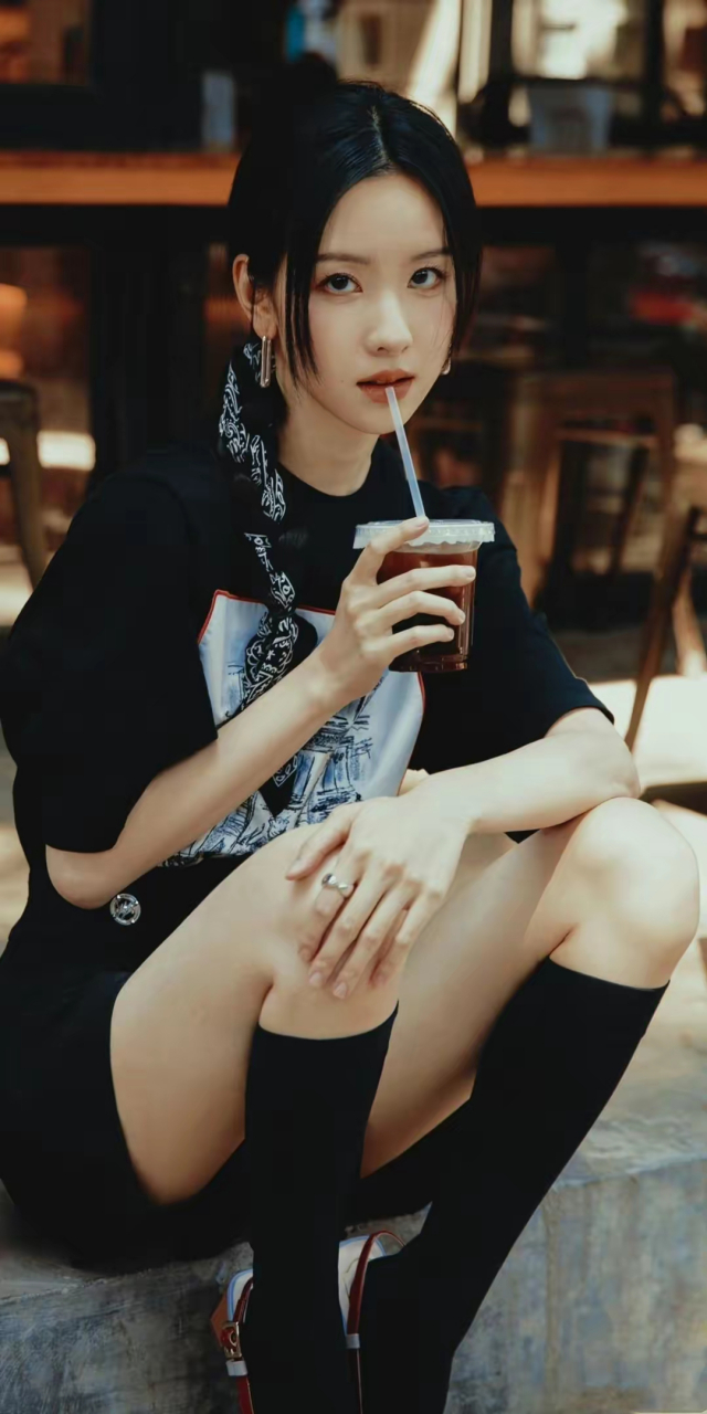 近日,90后新生代女艺人陈都灵最新街拍大片释出,丝巾编发搭配黑框