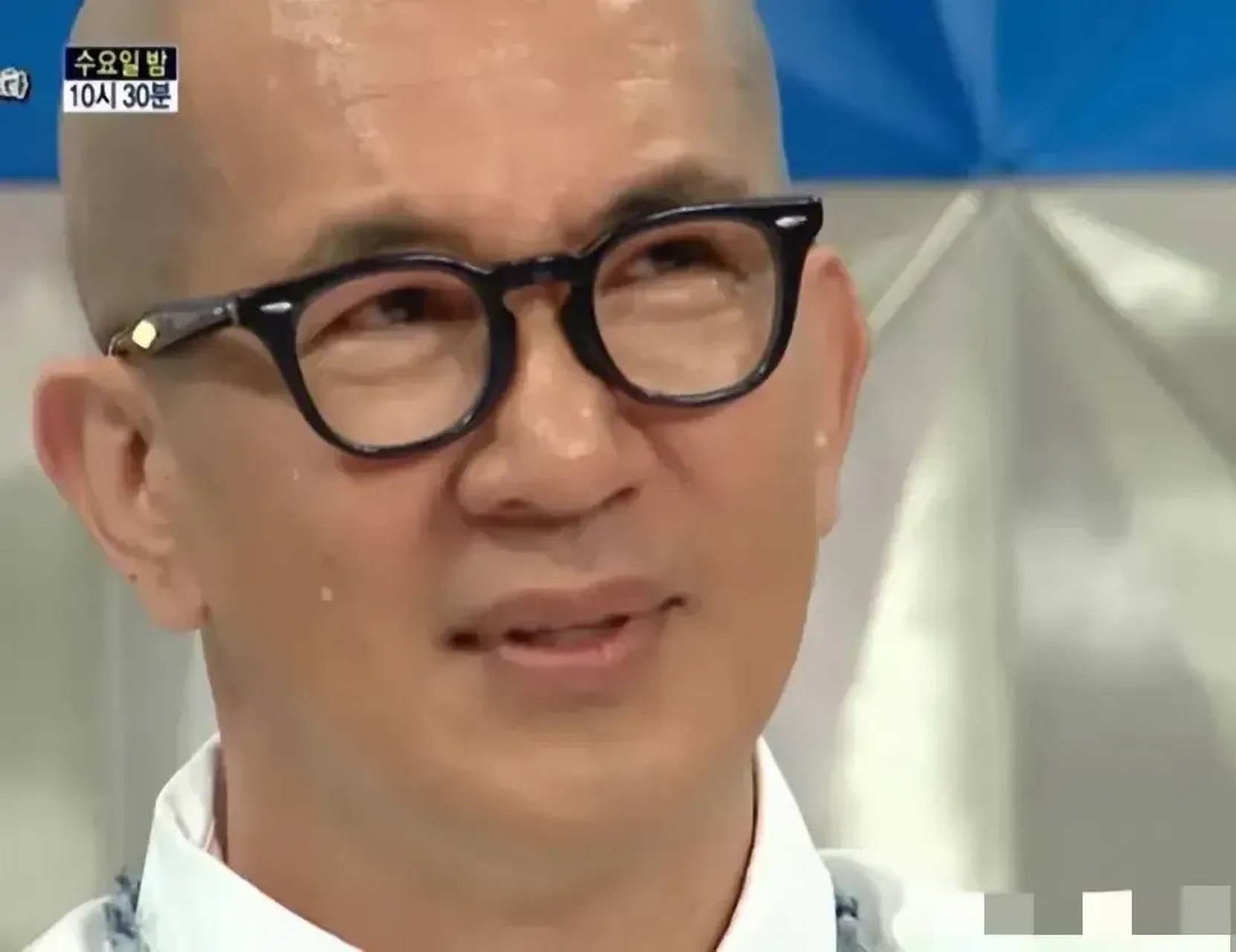 竟然让光头具俊晔把他领包入住她房子的视频,在韩国的综艺屏幕上分享