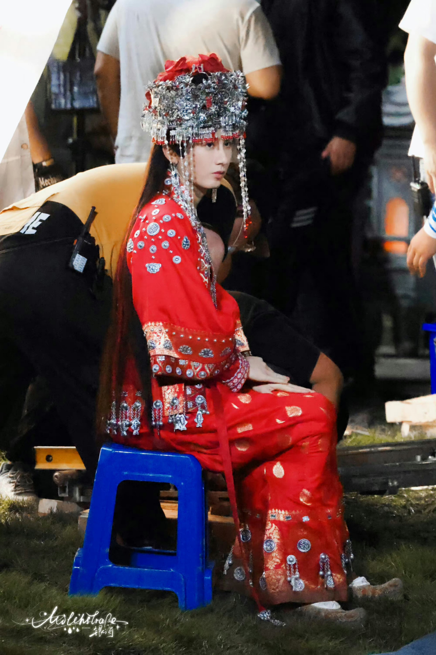 成毅新剧《莲花楼》的新娘妆路透曝光,一袭红衣好亮眼,好像是苗族的