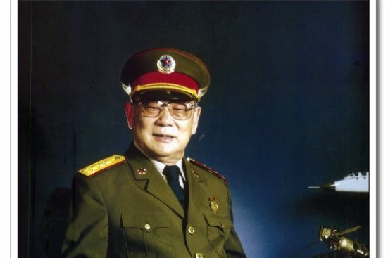 海军副司令员李景在酒店遭遇歹徒让其让座,将军说:你好大的口气