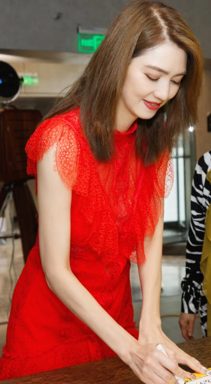 洪欣与张丹峰和好后参加活动,脸上重新焕发光彩,精修图都有点像袁咏仪