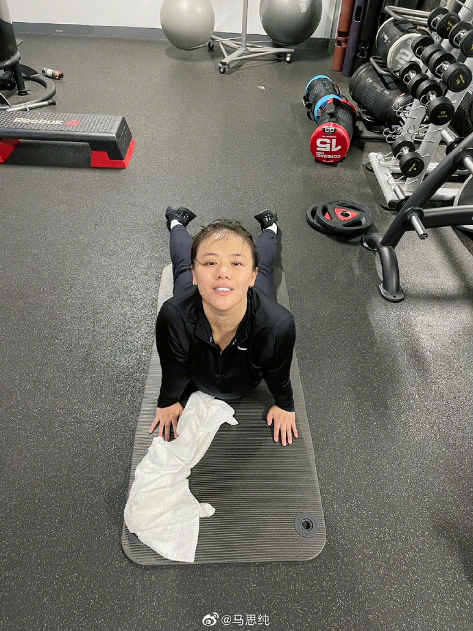 组图：马思纯分享健身自拍 秀发利落束起皮肤白皙状态佳第1张图片