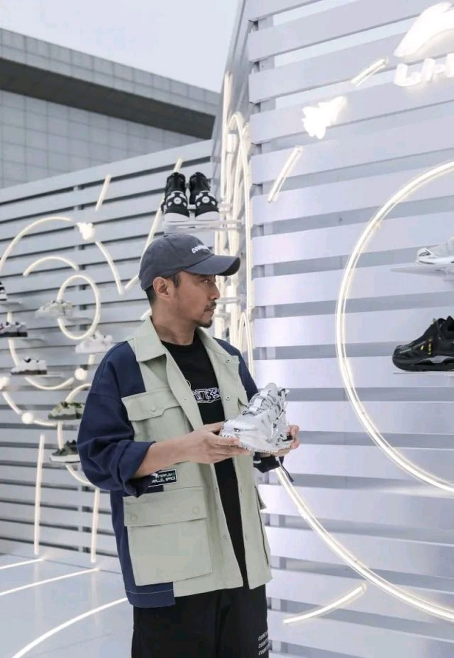 最近张涵予出现在荆门,这次他是去出席李宁2022逐梦行机场大秀,张涵予