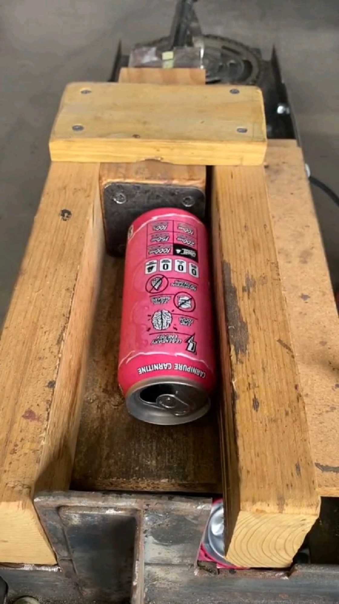 超解压之易拉罐压扁回收,压到第32个就压完了