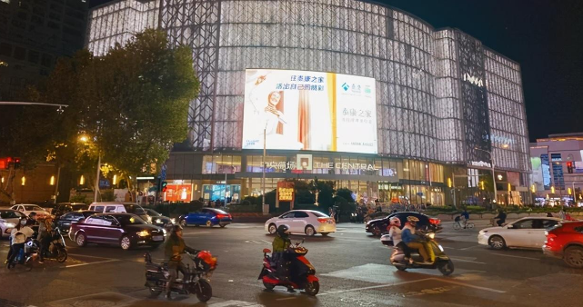 南京竟然有一家"中央商场"?就在新街口商圈,游客:名字太霸气
