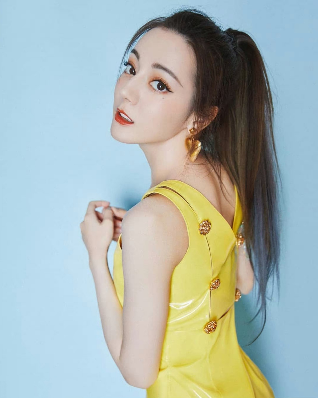 酸甜可口的柠檬女孩#迪丽热巴# ,一袭黄色小皮裙,清