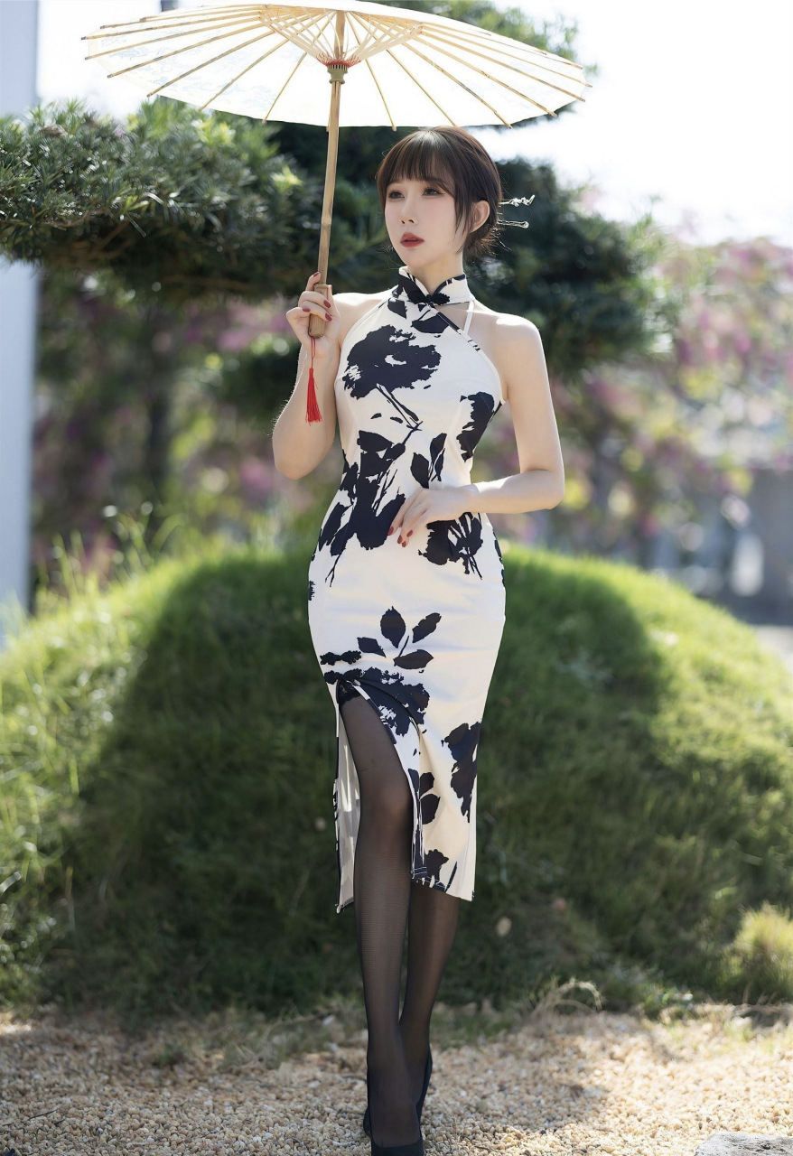 堪称绝配,美丽又性感#性感美女# #性感好身材# #旗袍