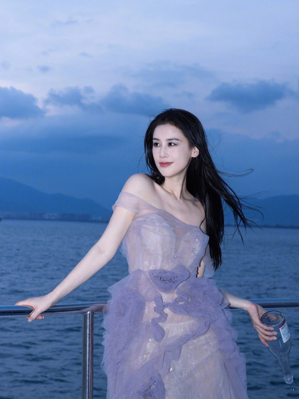 海风吹着长发,感觉很梦幻. #明星动态# #明星穿搭# #黄圣依