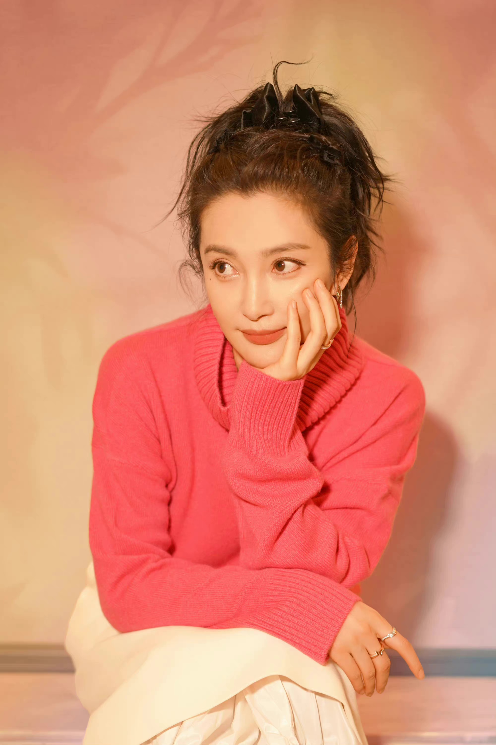 李冰冰50岁生日海报红色毛衣白色裙子高马尾造状态也太好了吧