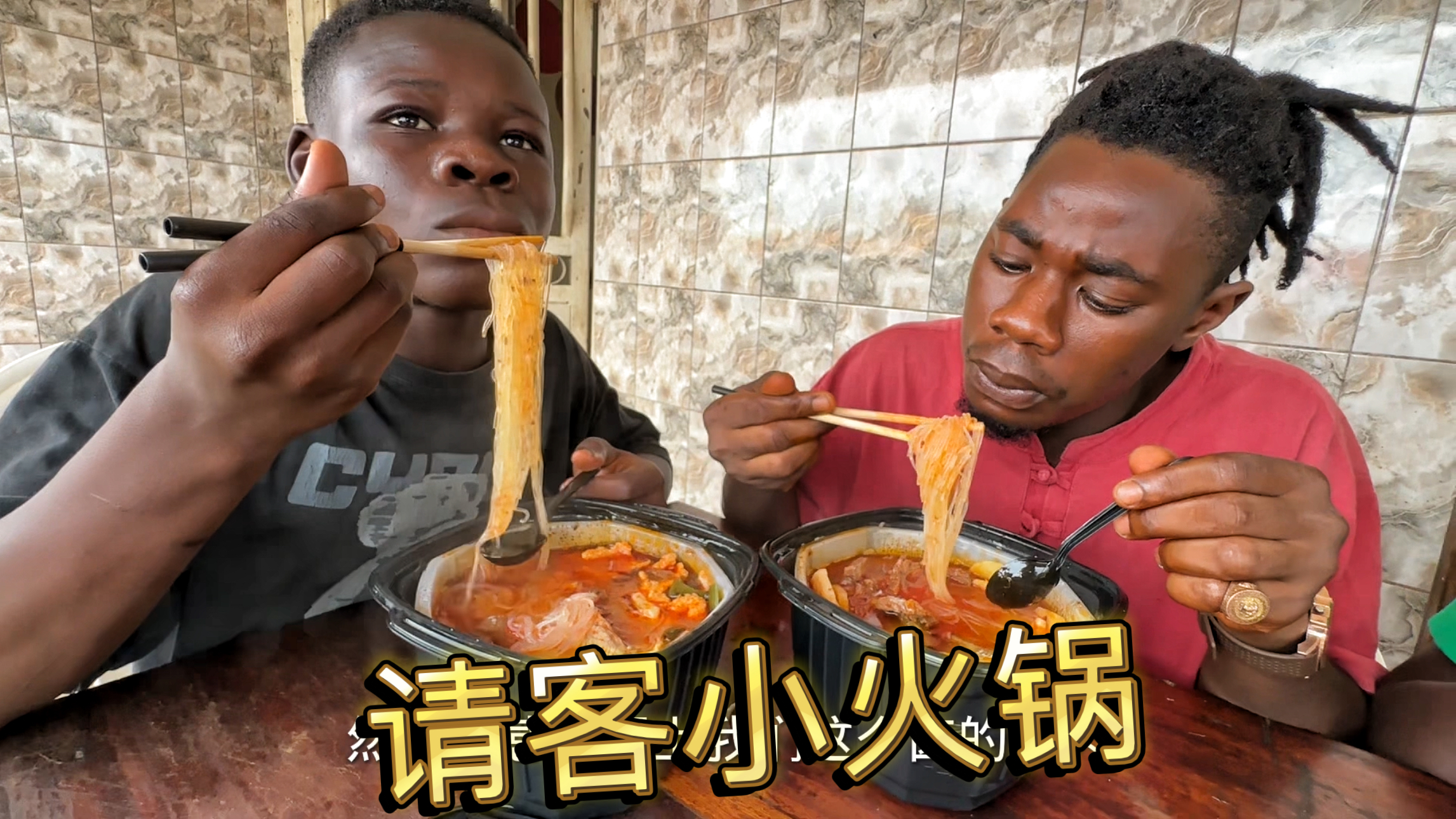 一人一个小火锅,配上香喷喷的一盘卤牛肉,简简单单又是一顿