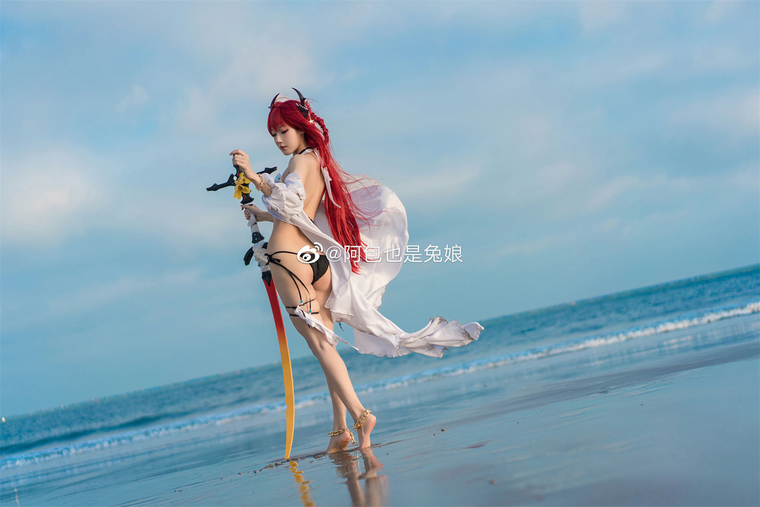 阿包也是兔娘cos明日方舟史尔特尔,体验台风天的海边 阿包也是兔娘cos明日方舟史尔特尔,体验台风天的海边