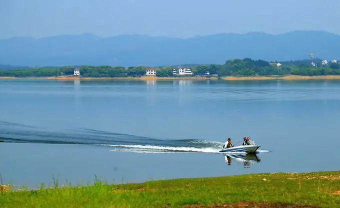 湖北松滋市人,現居湖南長沙市.工程師,原註冊一級建造師.