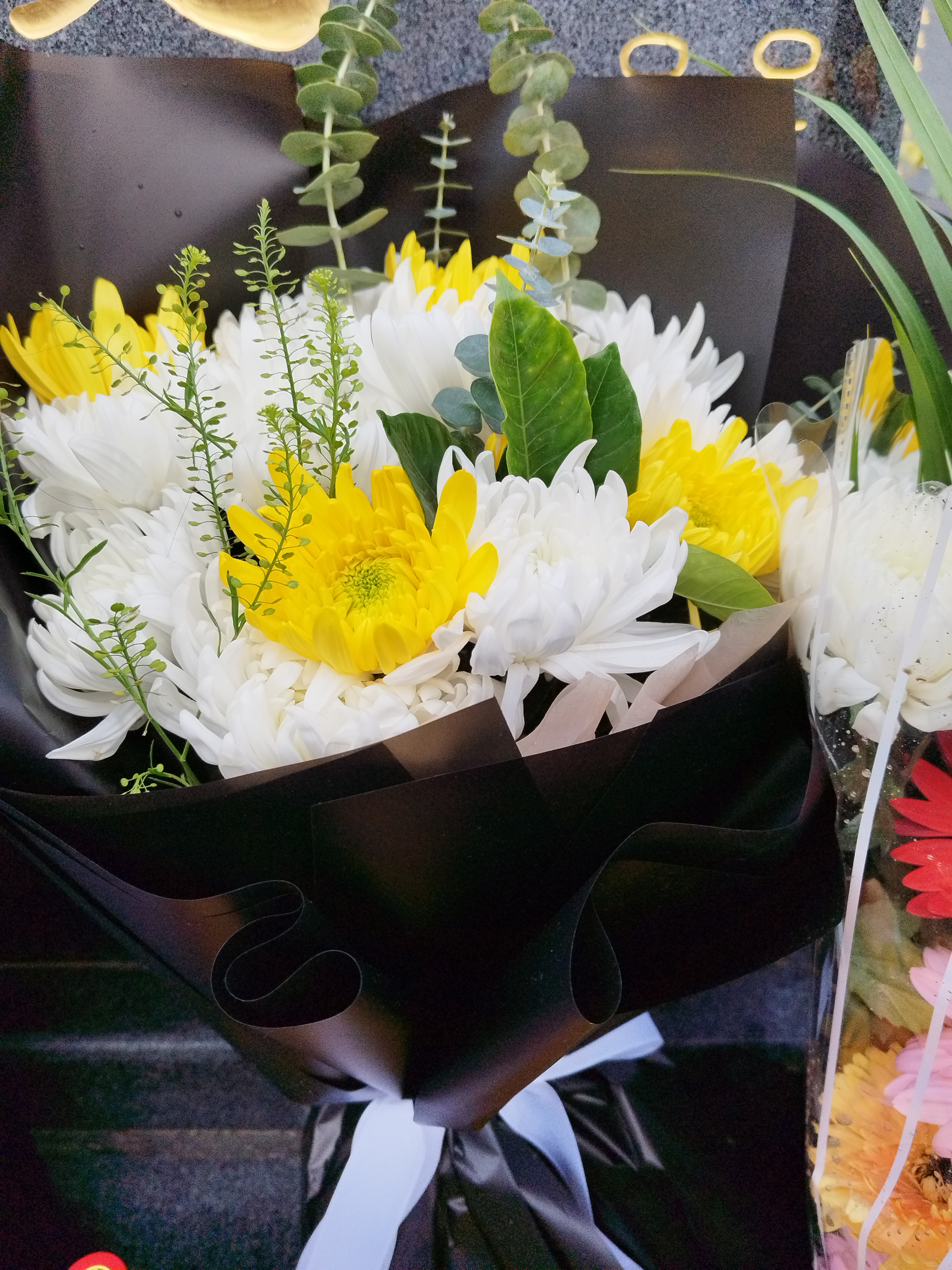 余携时馐清酌,鲜花数捧,于茔前祭奠