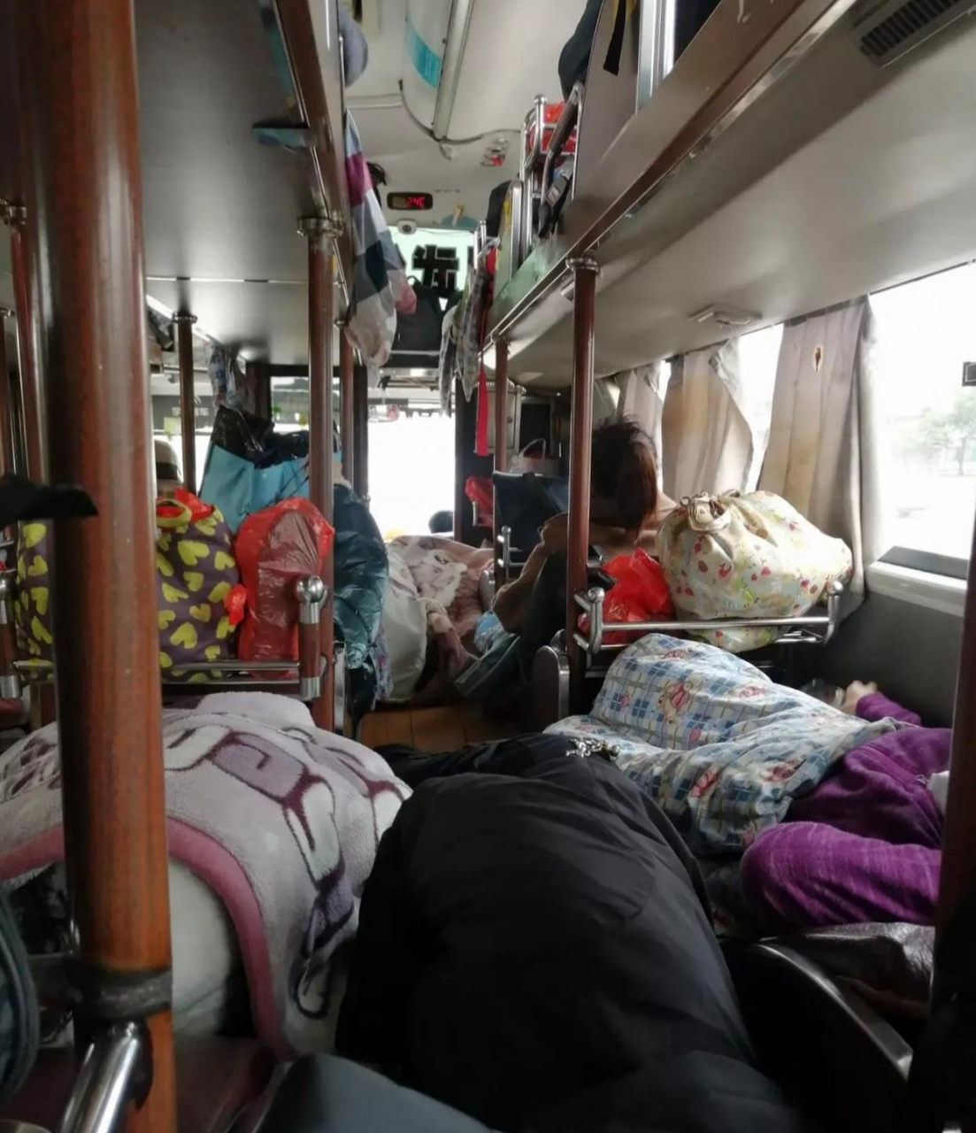 现在还有这种卧铺大巴吗?这味道上头啊