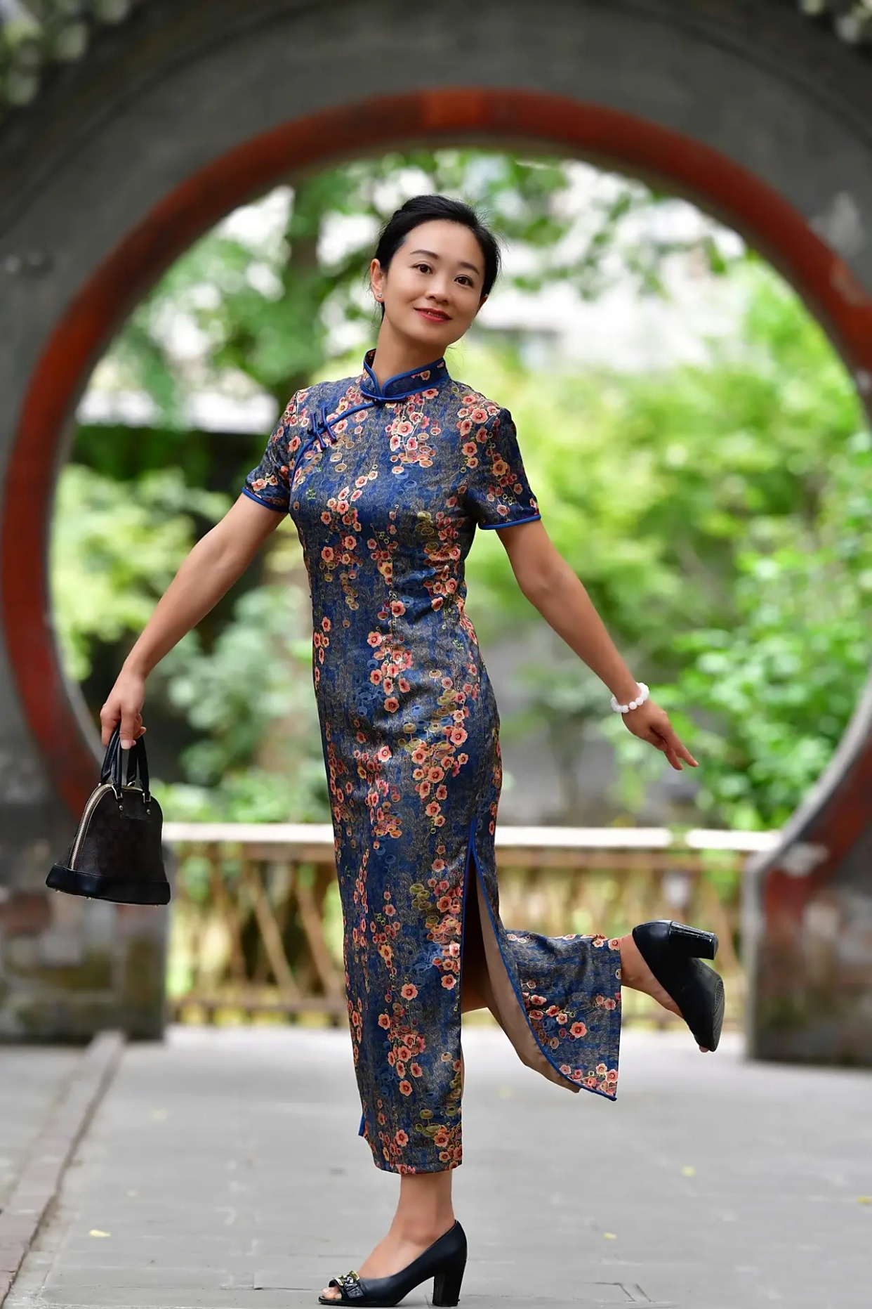 旗袍是女人最美丽的相遇,穿旗袍的女人,古朴端庄典雅,秀外慧中