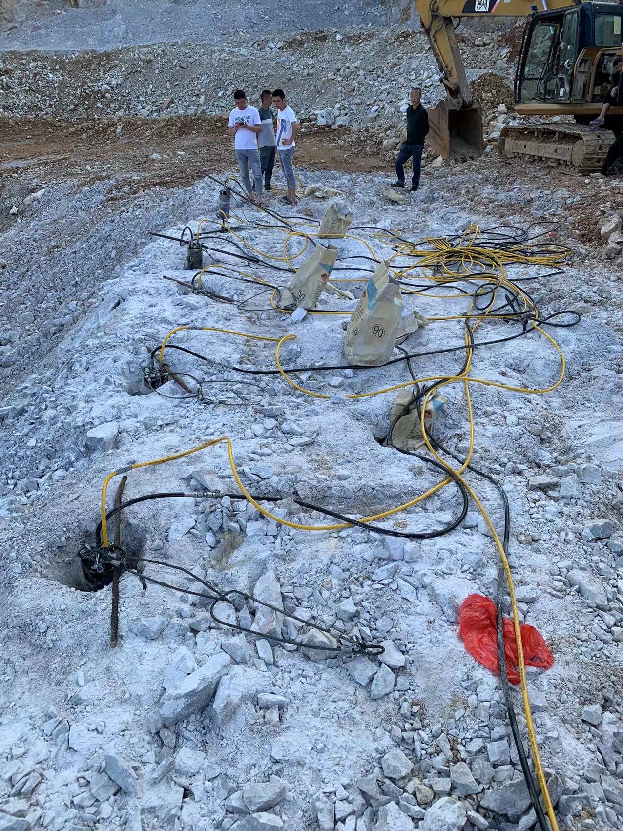 岩石拆除劈裂棒液压劈裂棒坚硬岩石液压劈裂棒