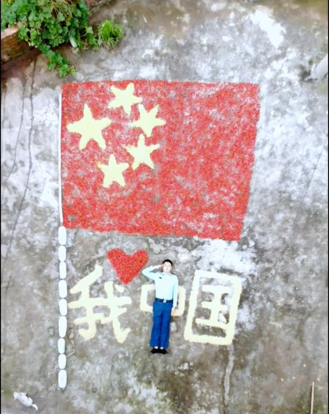 退伍军人自制五星红旗为祖国妈妈庆生