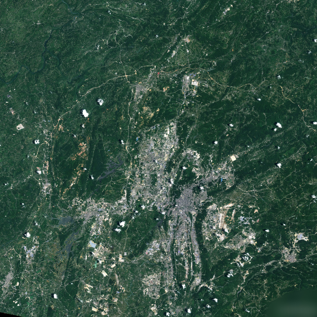 贵阳市最新的卫星影像(原图查看): 贵州号称"天无三日晴,地无三里平"