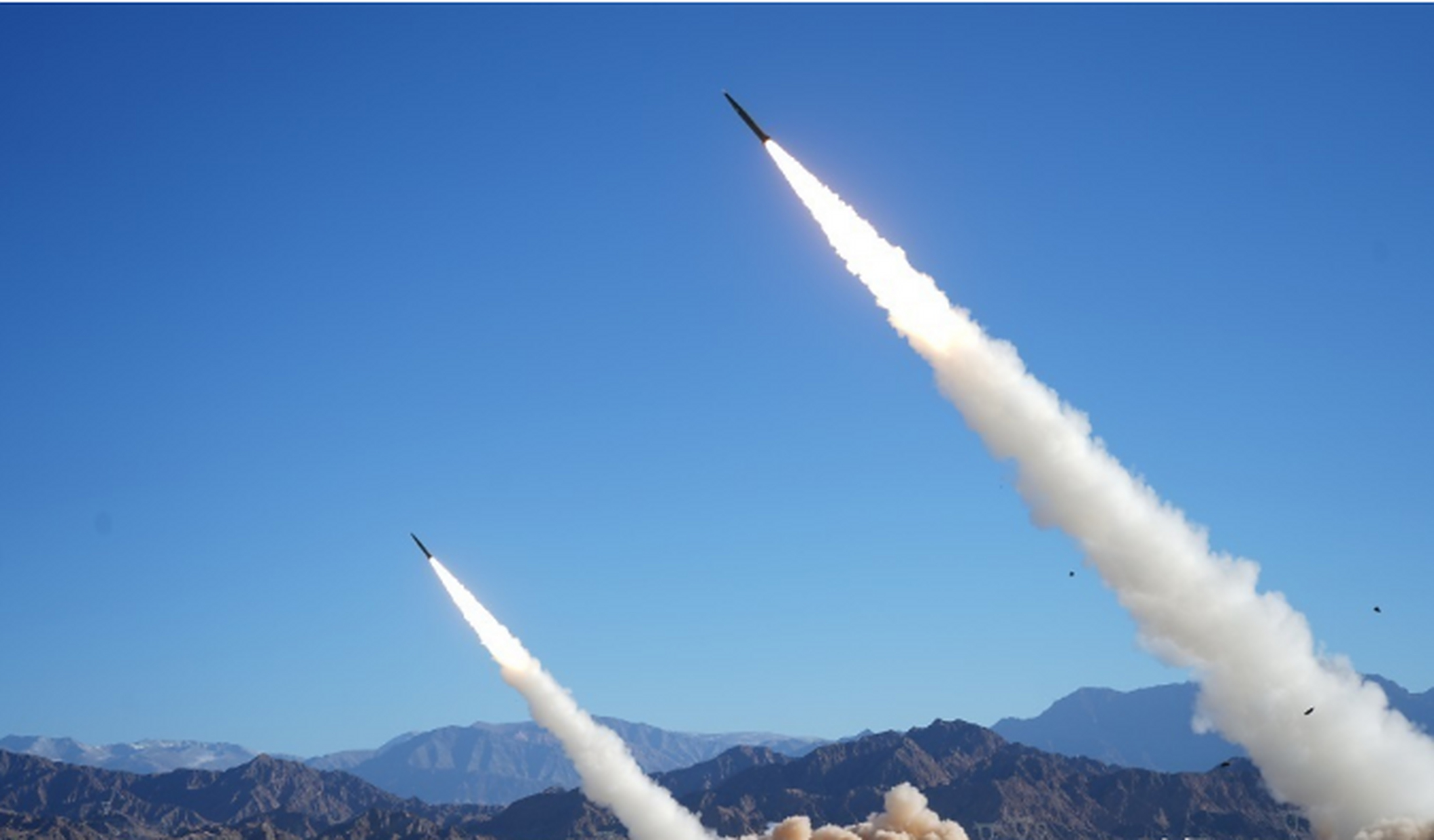 中国陆军模块化远程箱火的新战术弹道导弹亮相了,一个远火营18辆发射