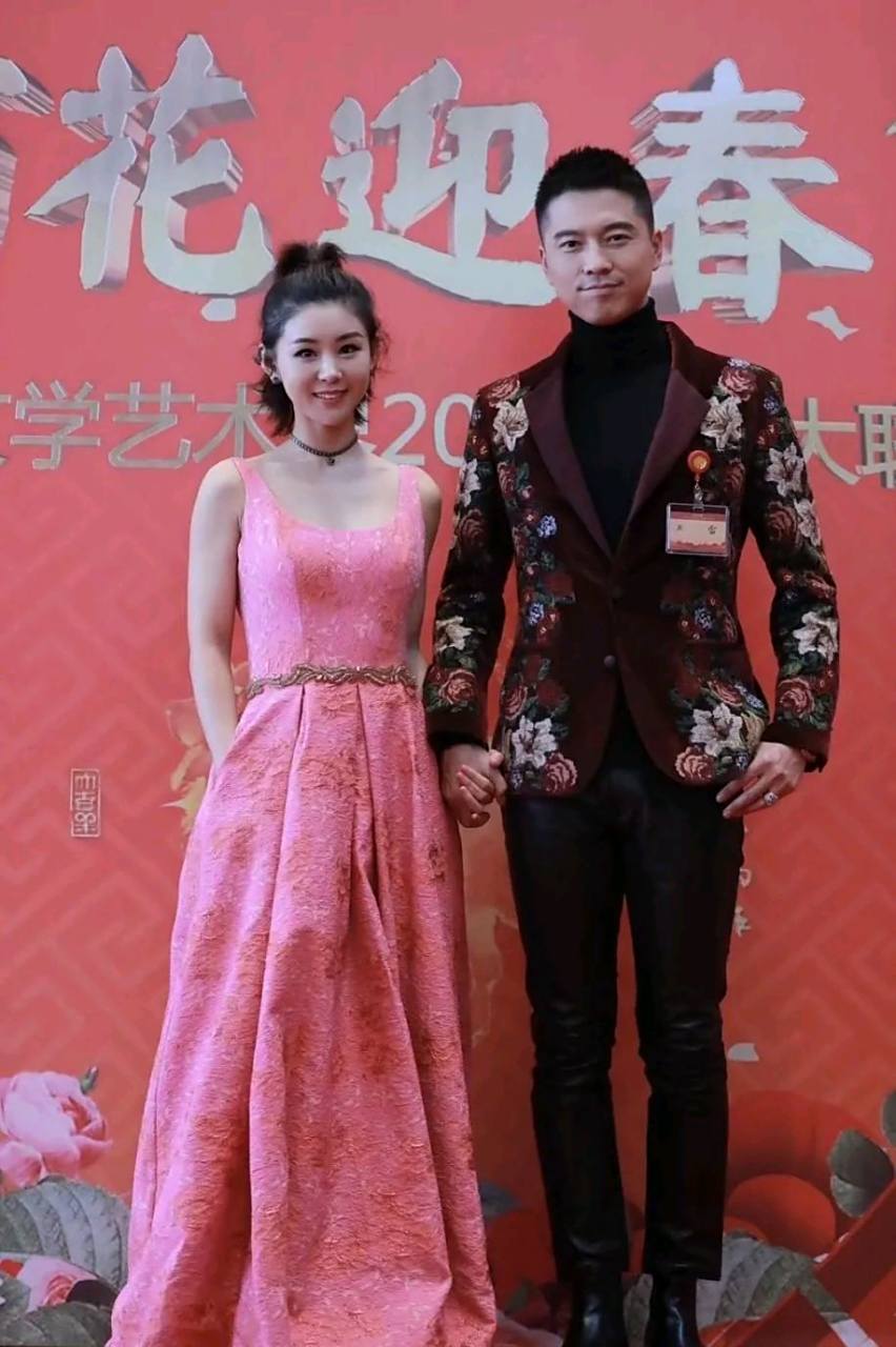 王雷老婆李小萌又美得出众,肉感身材穿吊带连衣裙,比瘦子更高级