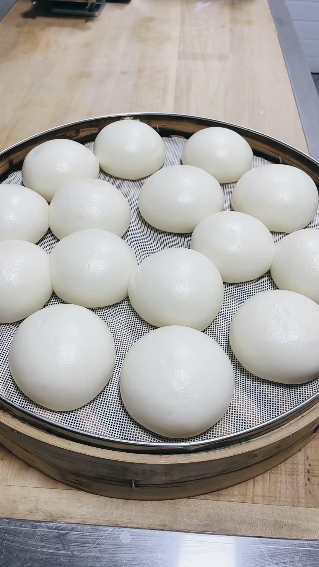 白胖的圆馒头配方面粉10斤老面125斤碱面适量酒曲3克改良剂40克温水五