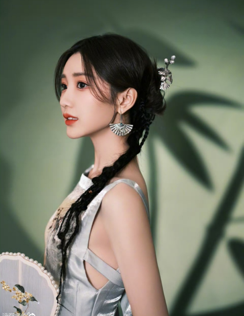 甜美女神#毛晓彤# 一袭水墨色露背古风旗袍,精致白皙的容颜,窈窕曼妙