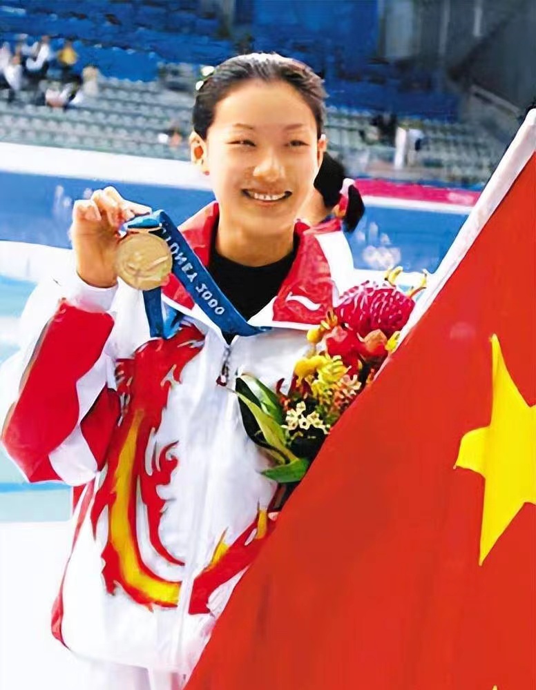 跳水皇后吴敏霞晒女儿近照,因女儿的原因尝试新工作,薪资曝光
