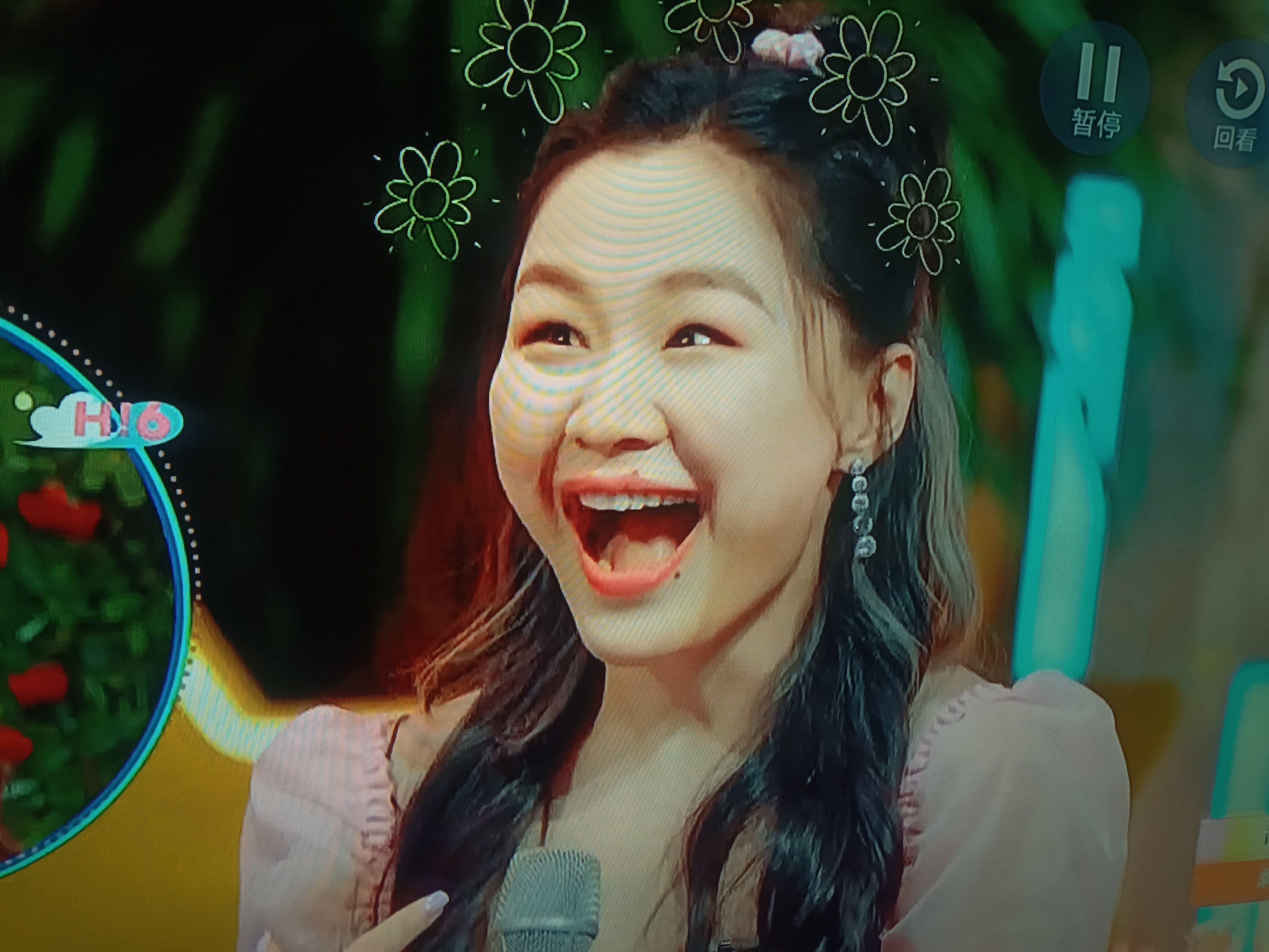 金靖不愧是演小品的,来参加节目也很搞笑,满脸都是夸张的表情,浑身都