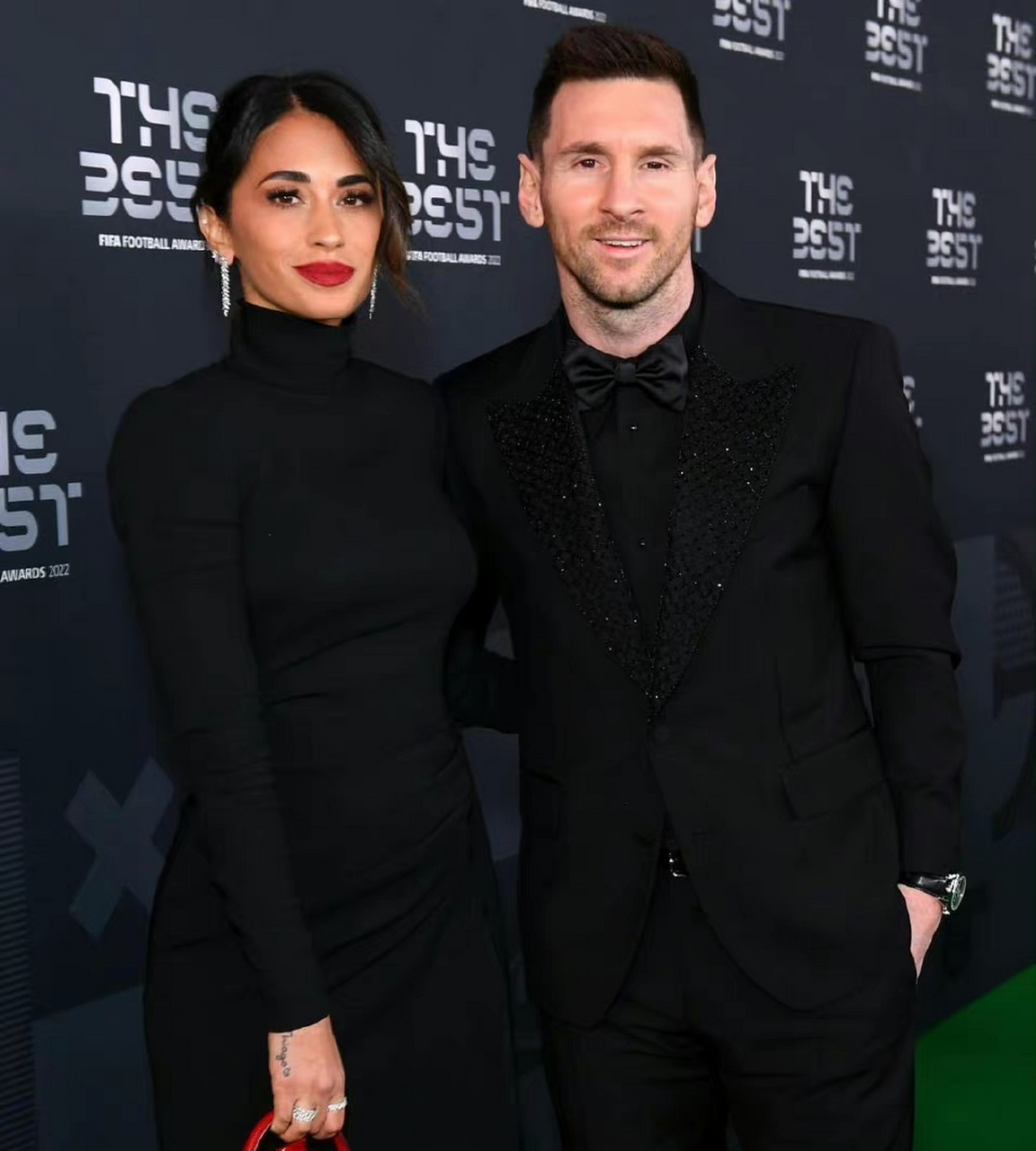 梅西和安东内拉这气场真的太强大了,他们今天最后进入红毯,人气只能用