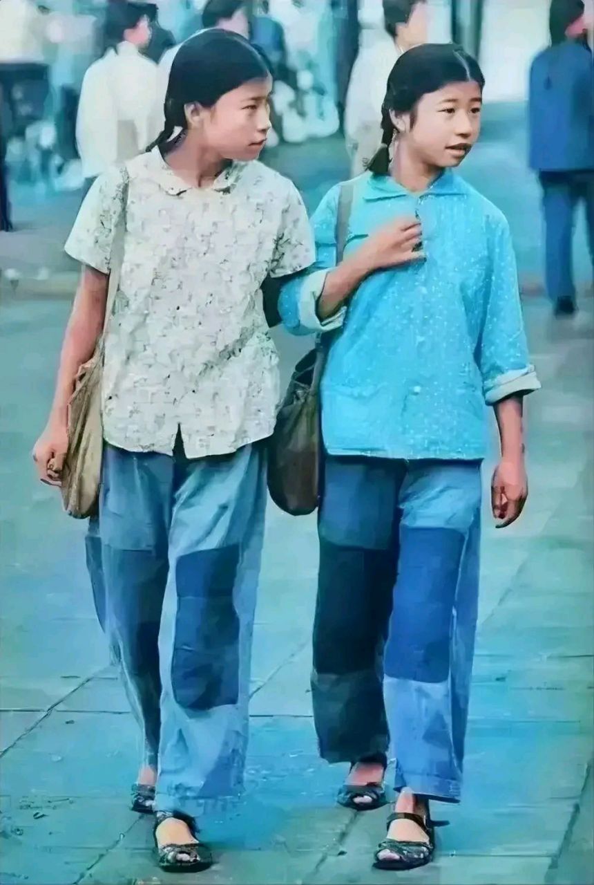 这是70年代初,穿着"补丁"衣服的两个女孩,昂首阔步的走在大街上,照片