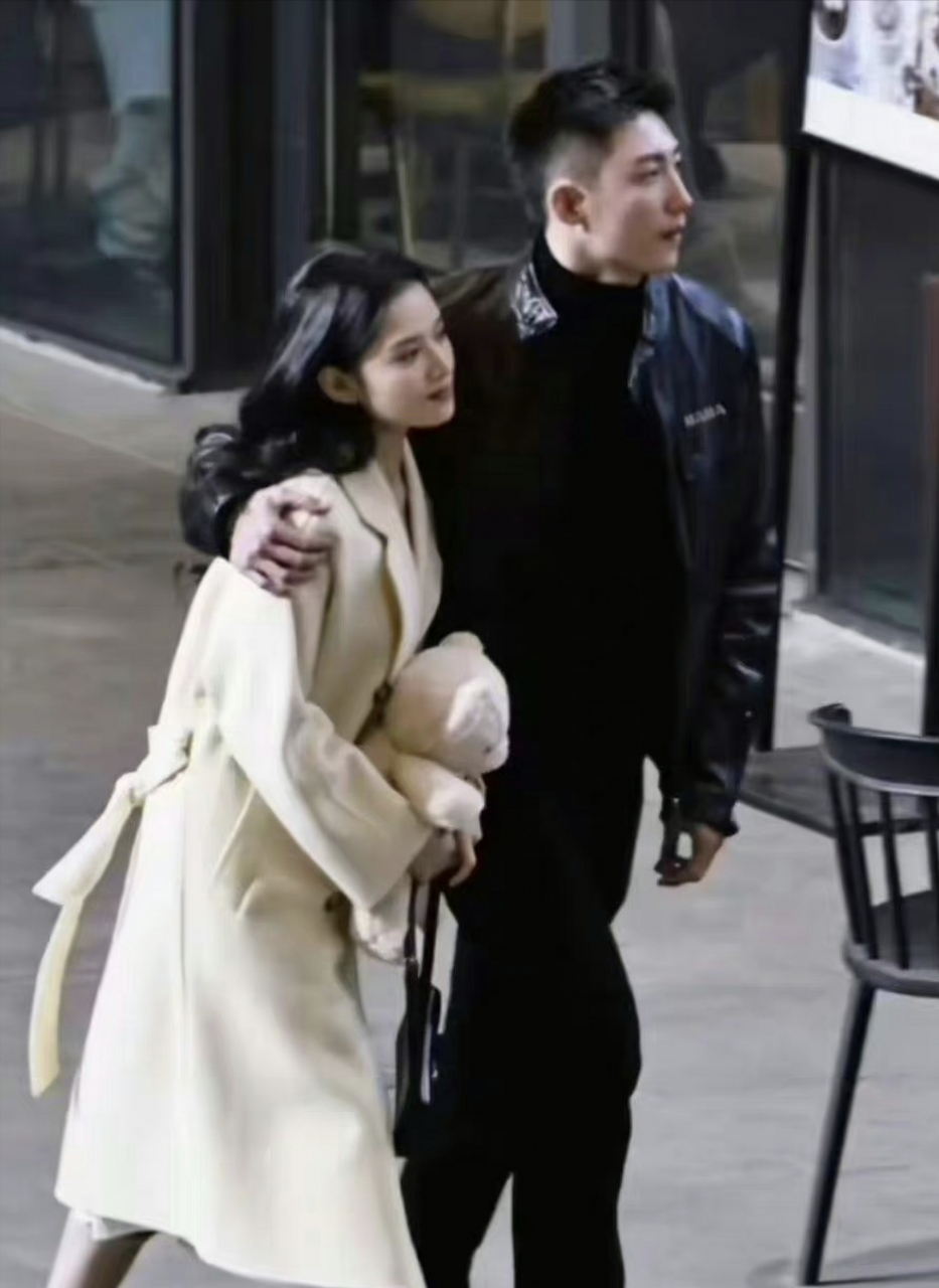 黄景瑜张婧仪揽肩vs杨洋王楚然揽肩,前者是王子搂公主,后者像警察扭