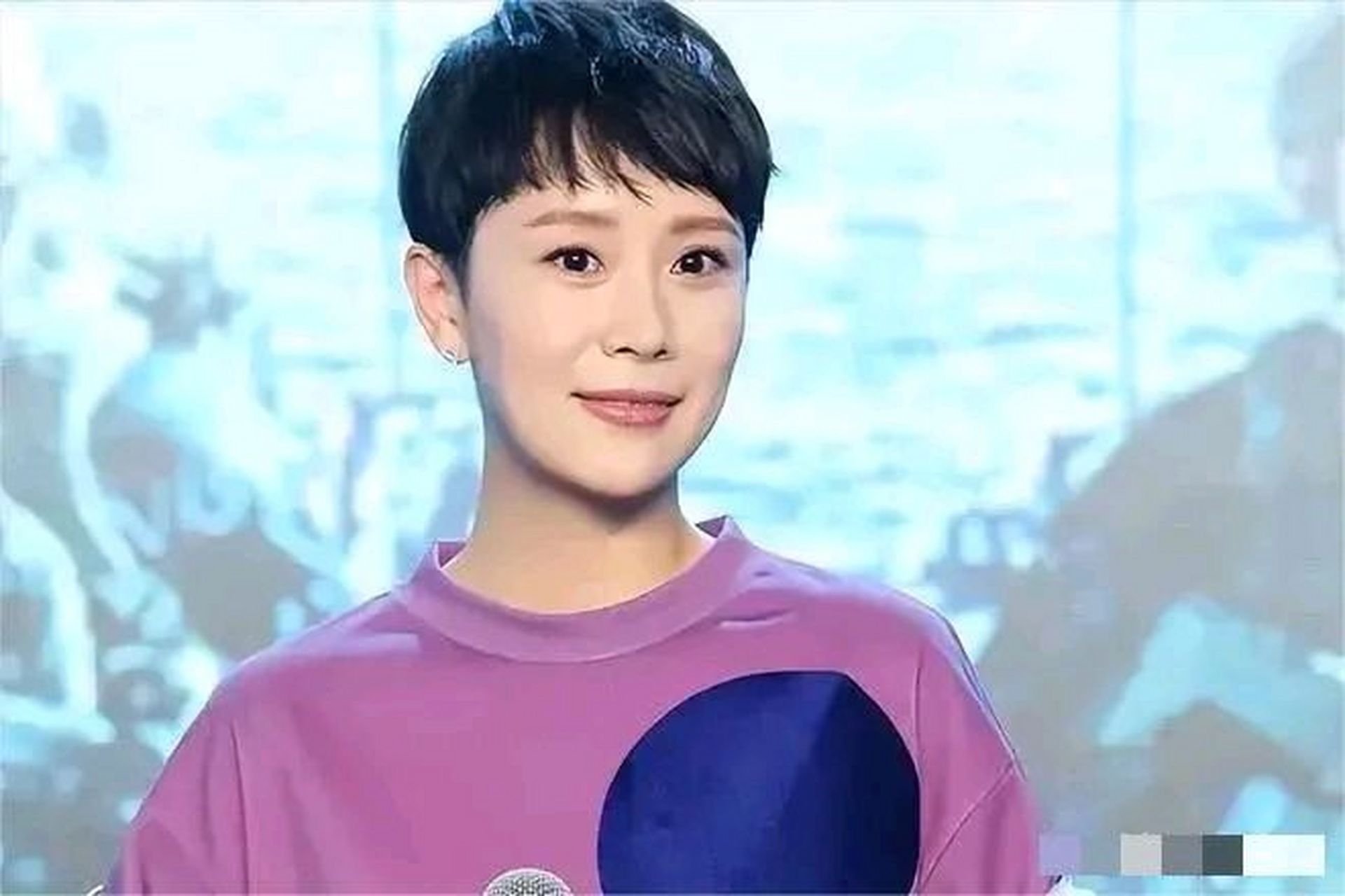 海清上大学的时候一次抽3根烟,被老师黄磊抓个正着住,黄磊怒道:"女