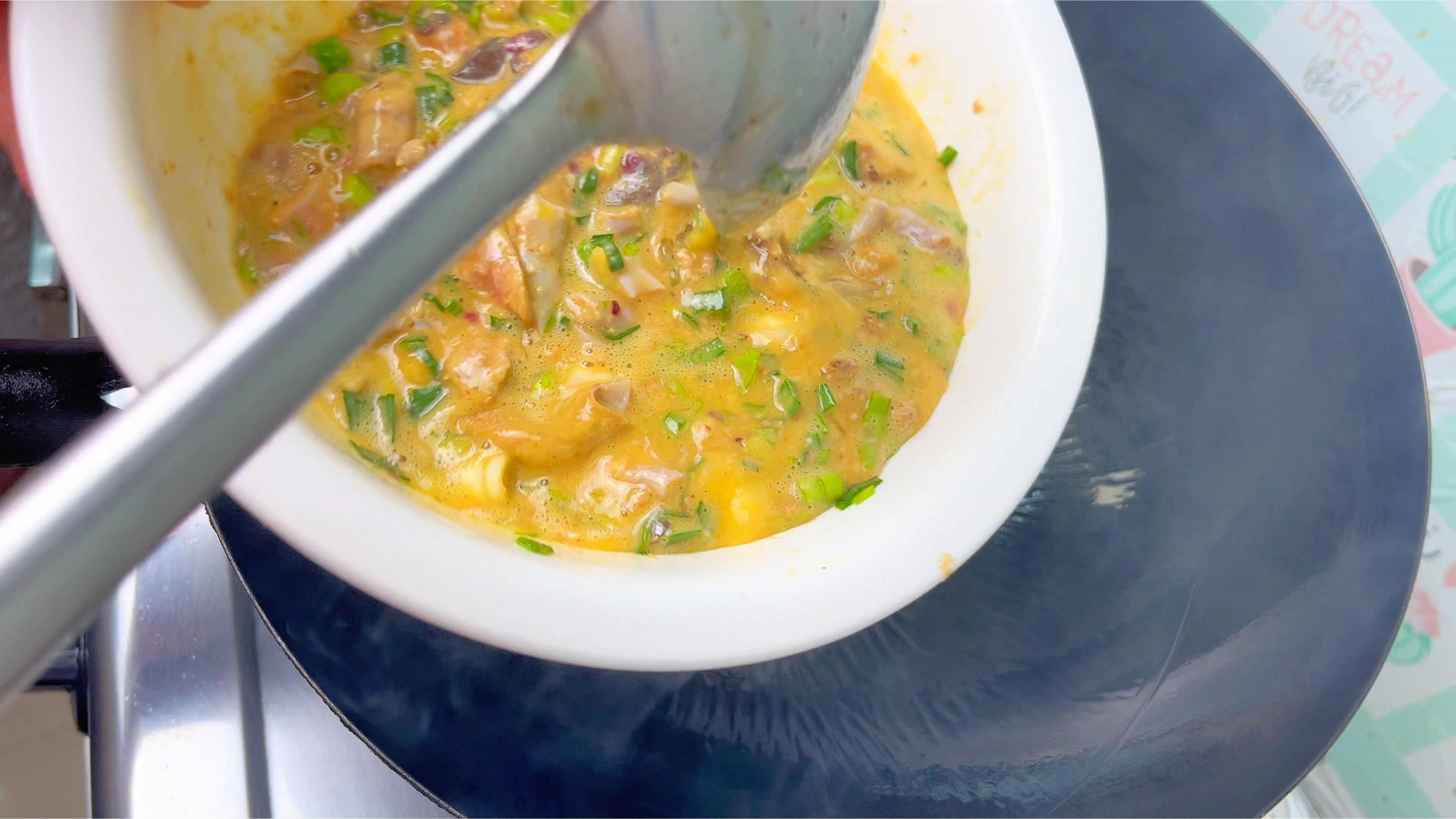 草鱼肠又来了，鱼肠煎鸡蛋脆嫩甘香，这样处理没有腥味